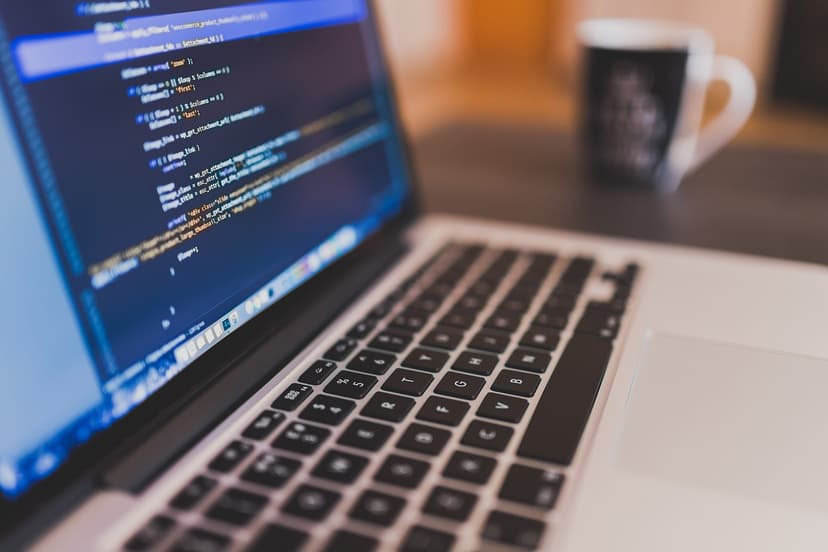 Laptop mit Programmcode